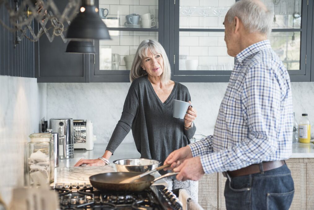 Femme et homme préparent de la nourriture pour la prostatite