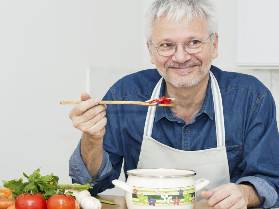 Un homme cuisine des légumes atteints de prostatite