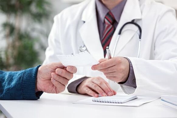 Un médecin donne des conseils sur le traitement de la prostatite